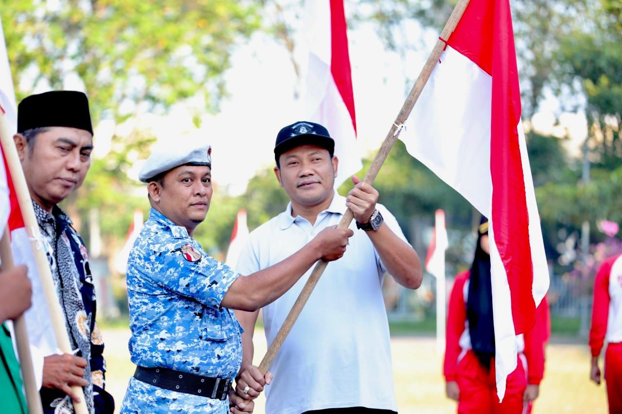 Plt Bupati Sidoarjo, Subandi secara simbolis menyerahkan gerakan 10 juta Bendera Merah Putih di Alun-alun alun Sidoarjo. (Ist)
