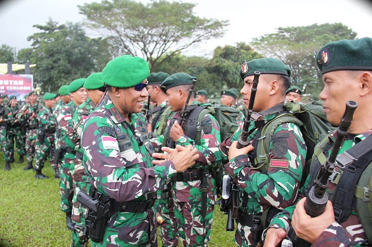 Inspektur Upacara adalah Danrem 151/Binaiya selaku Dankolakops / Komandan Komando Pelaksana Operasi Pengamanan Pulau Terluar, Brigjen TNI Antoninho Rangel Da Silva S.I.P., M.Han.(ist)