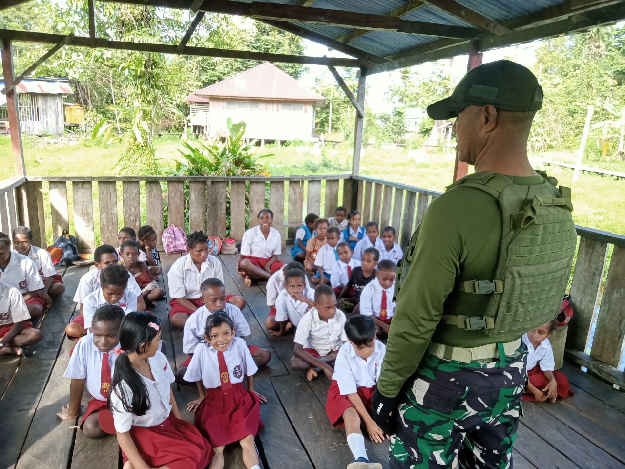 Siswa Sekolah Rimba Mumugu Sambut Gembira Hari Pertama Pasca TNI Rehab Sekolah 