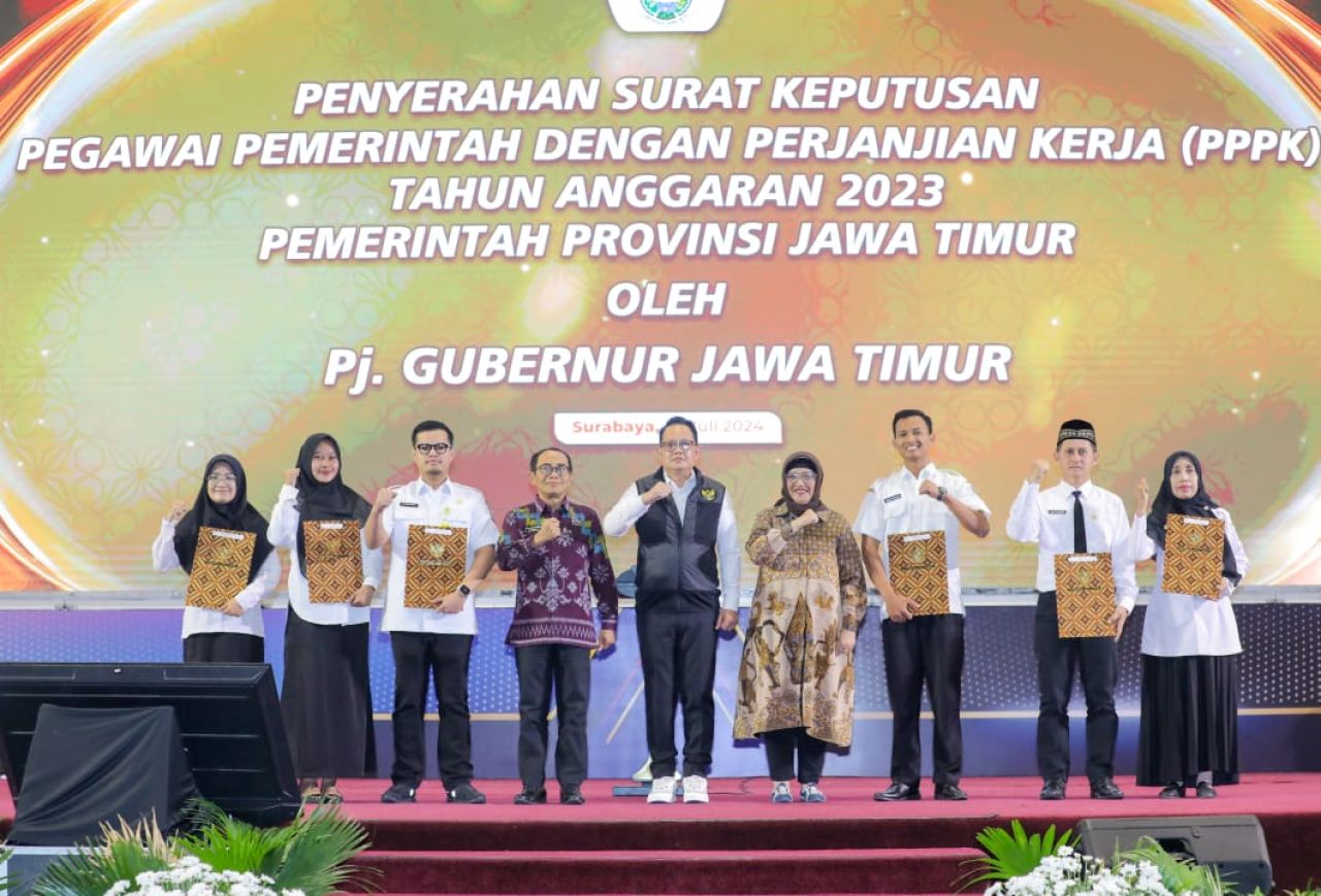 Pj Gubernur Adhy serahkan ribuan SK PPPK pemprov Jatim di Graha Unesa, Surabaya. (Ist)