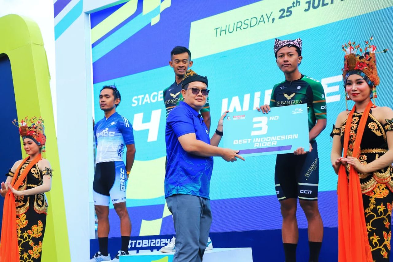 Pj Gubernur Adhy serahkan piagam penghargaan kepada pemenang. (Ist)