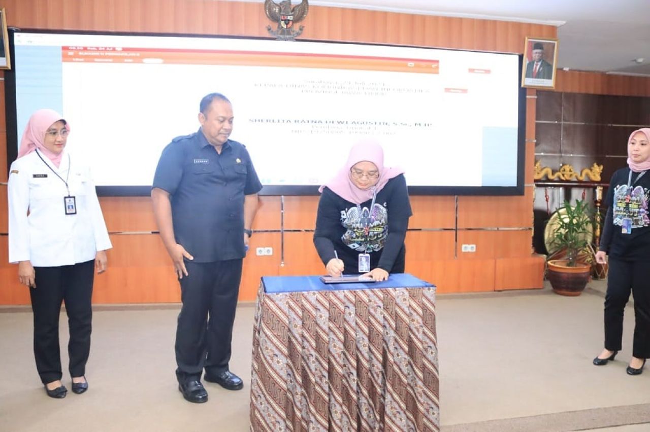 Pejabat dan staf Dinas Kominfo Jatim menyatakan ikrar dan penandatangan pakta integritas melawan judi online disaksikan oleh Inspektur Prov Jatim, Hendro Gunawan, di Aula Anjasmara Diskominfo Jatim.(ist)