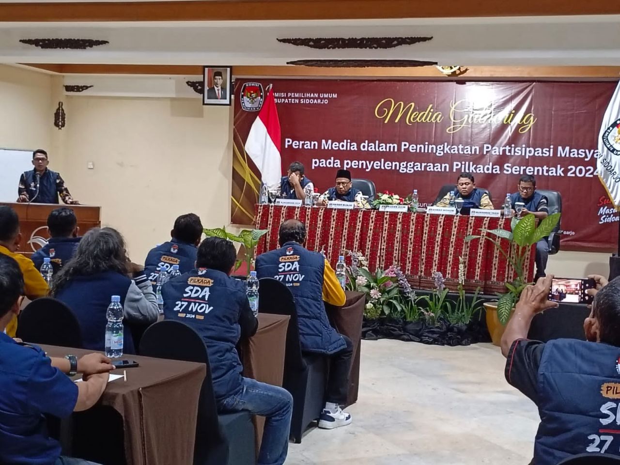 Ketua KPU Sidoarjo Fauzan Adhim, membuka Media Gathering 'Peran Media dalam Peningkatan Partisipasi Masyarakat pada Penyelenggaraan Pilkada Serentak 2024', di salah satu hotel di Prigen, Pasuruan. (Foto: zainul/B-news.id)