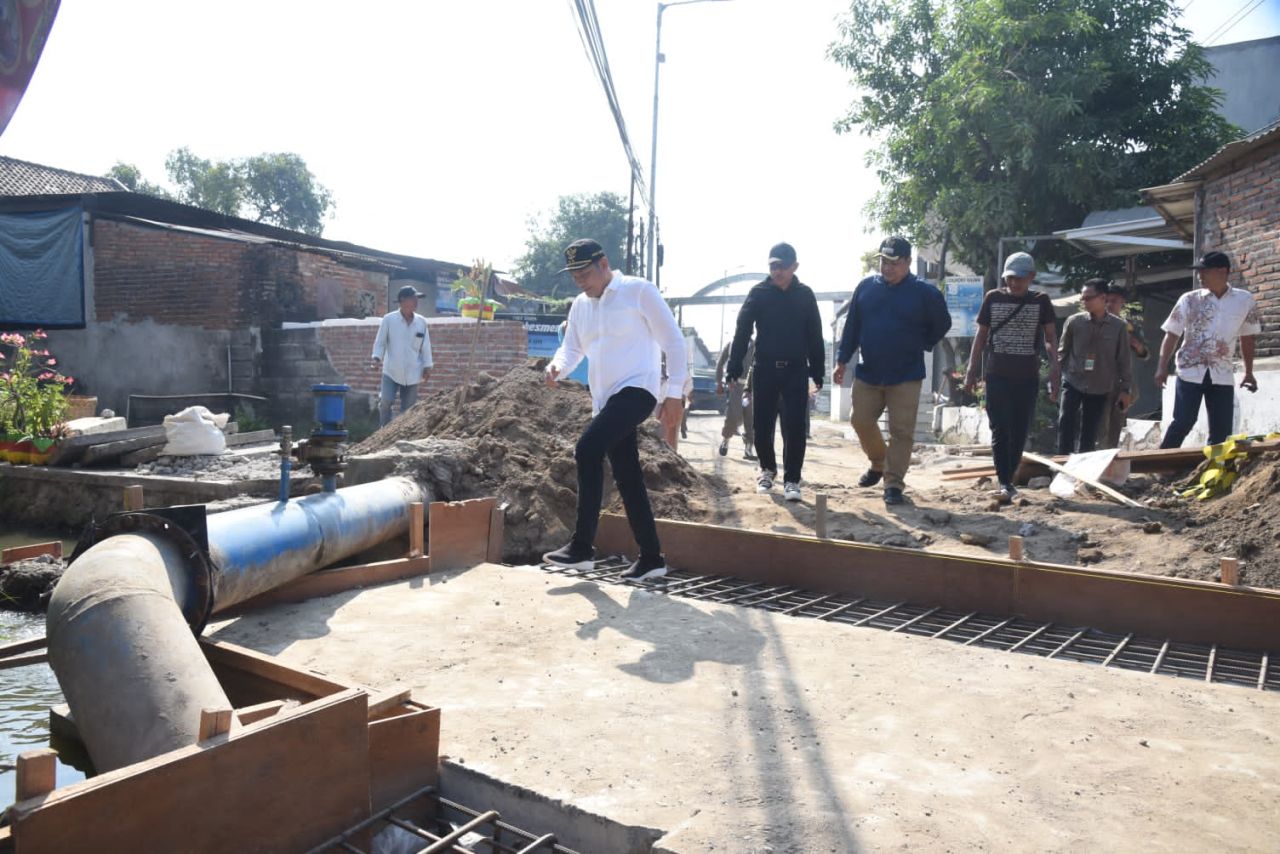 Plt Bupati Subandi pantau langsung Pantau Pembangunan Jembatan Kedungpeluk Candi. (Ist) 