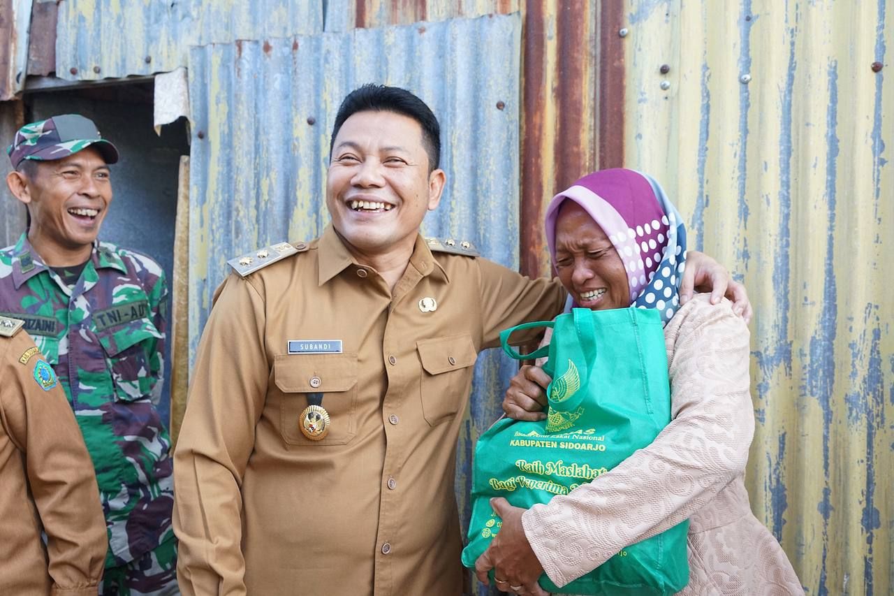 Plt Bupati Sidoarjo Subandi saat berkunjung ke rumah Indayanti warga Desa Semampir Sedati Sidoarjo. (Ist)