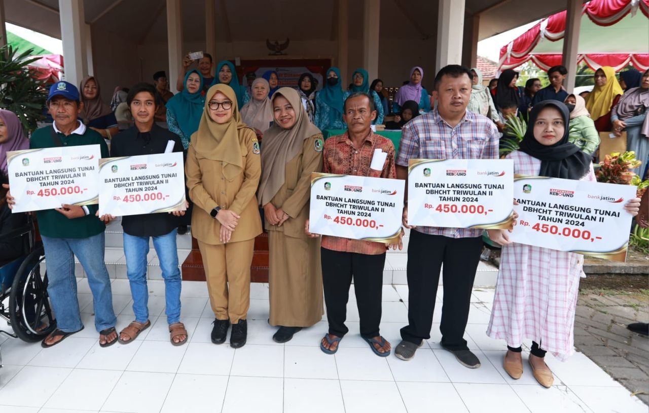 Bupati Ipuk foto bersama usai menyerahkan BLT DBH CHT kepada ribuan KPM. (ist)