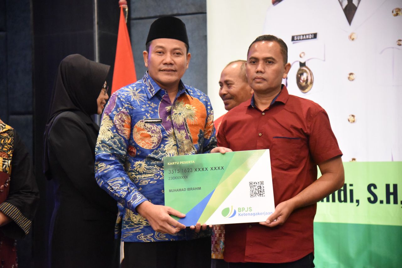 Plt Bupati Sidoarjo serahkan kepesertaan BPJS Ketenagajerjaan kepala puluhan ribu pekerjaan rentan. (Ist)