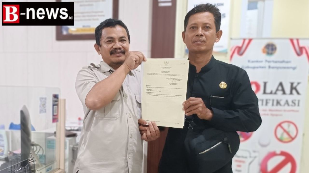 Kepala Sub Bagian Tata Usaha (Kasubbag TU) Mardi Siswoyo, A.Ptnh, M.M, menyerahkan Sertipikat Roya Elektronik kepada Warga Kedungwungu, Selasa (30/7/2024) Siang. (foto : irawan/B-news.id)