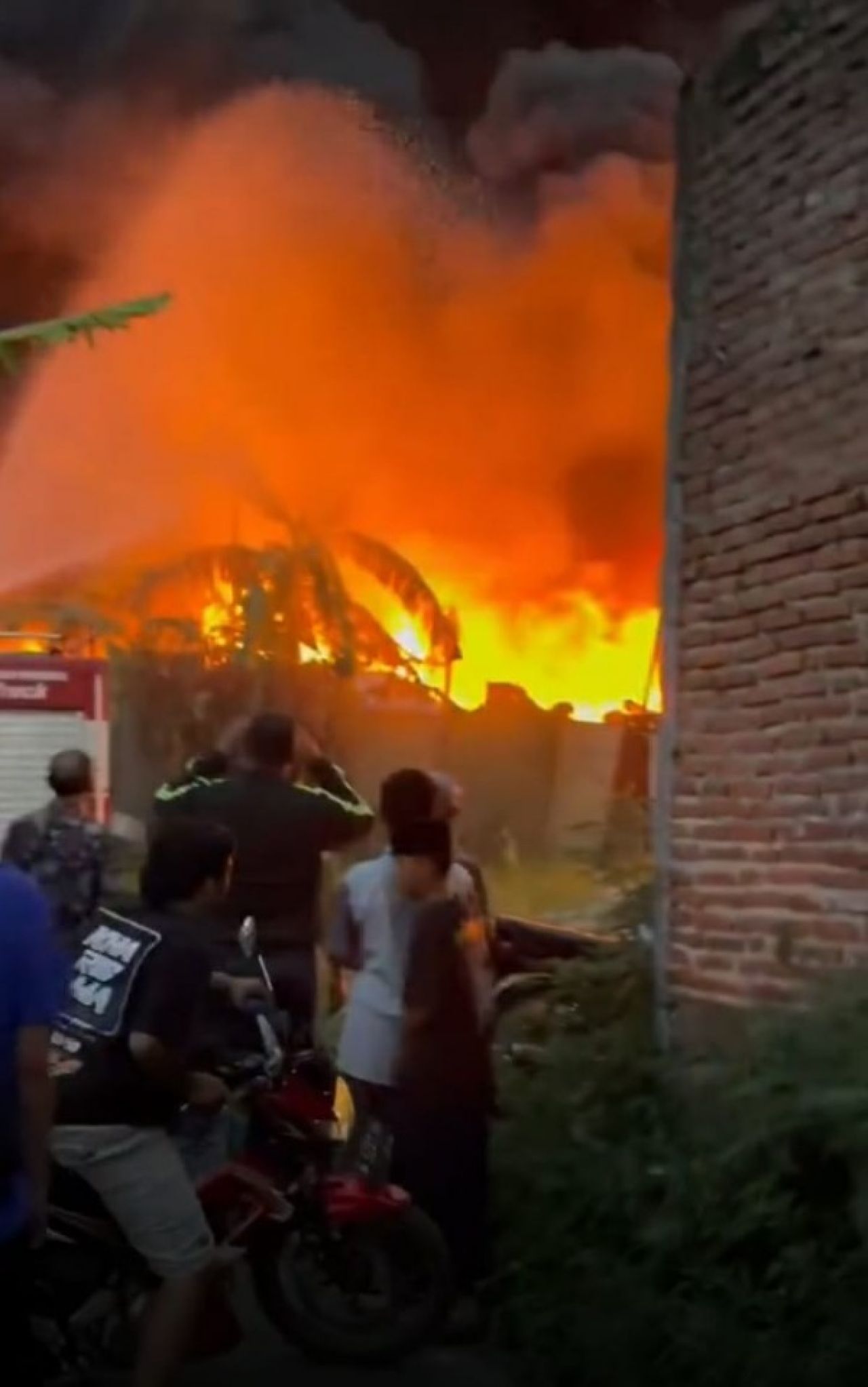 Tempat Rongsokan di Desa Tejosari Terbakar, 6 Unit Mobil Damkar Dikerahkan
