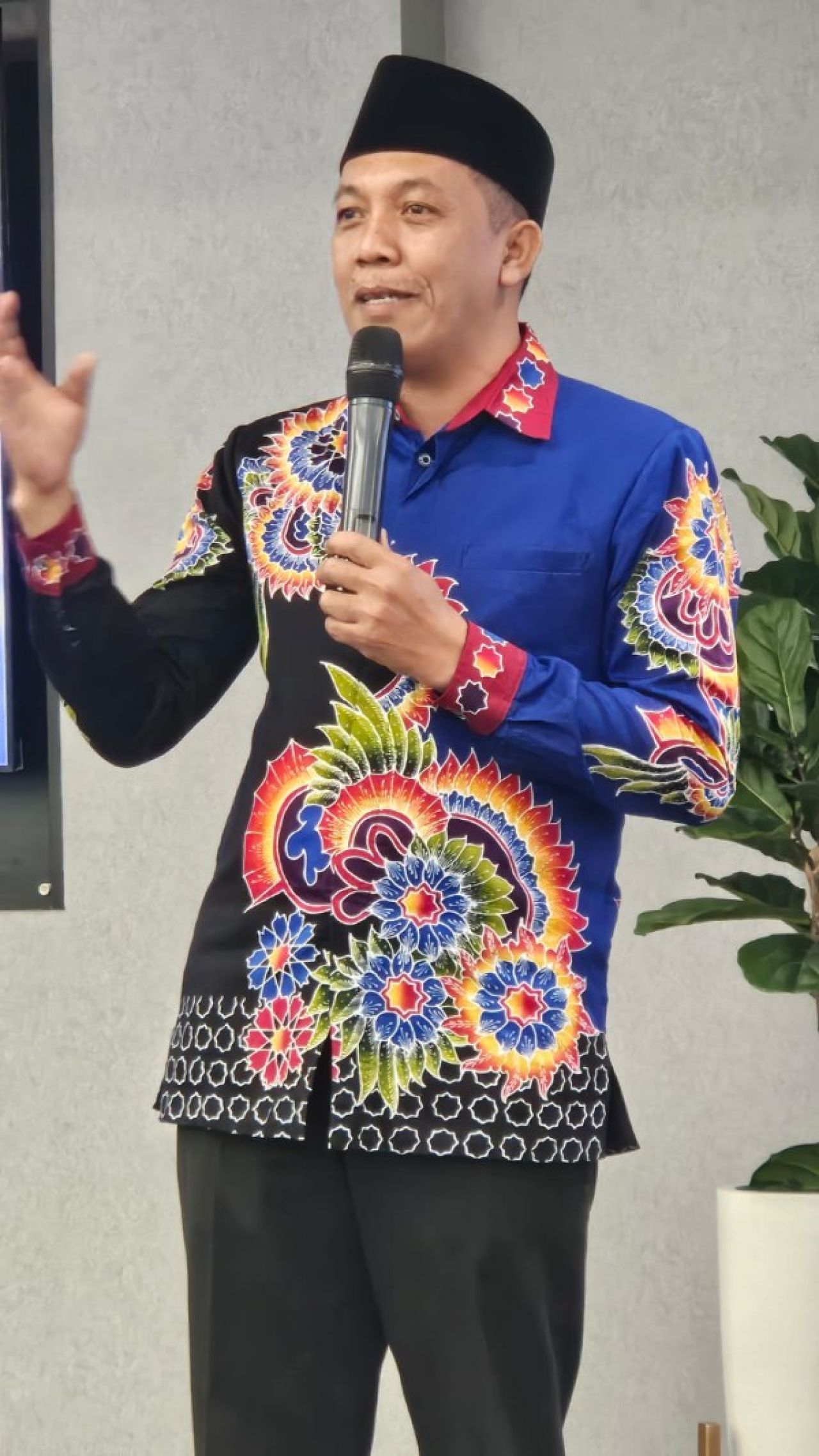 H. Masyudi, S. Ag Direktur Utama BMT NU Jawa Timur saat menyampaikan sambutan ( foto : istimewa )