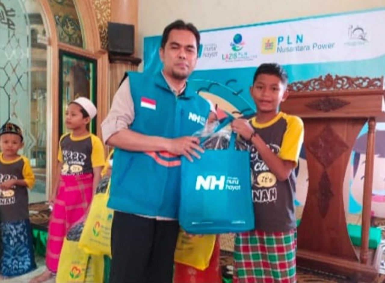 Nurul Hayat memberikan seperangkat alat solat dan kelengkapan sekolah pada peserta khitan. (Ist)