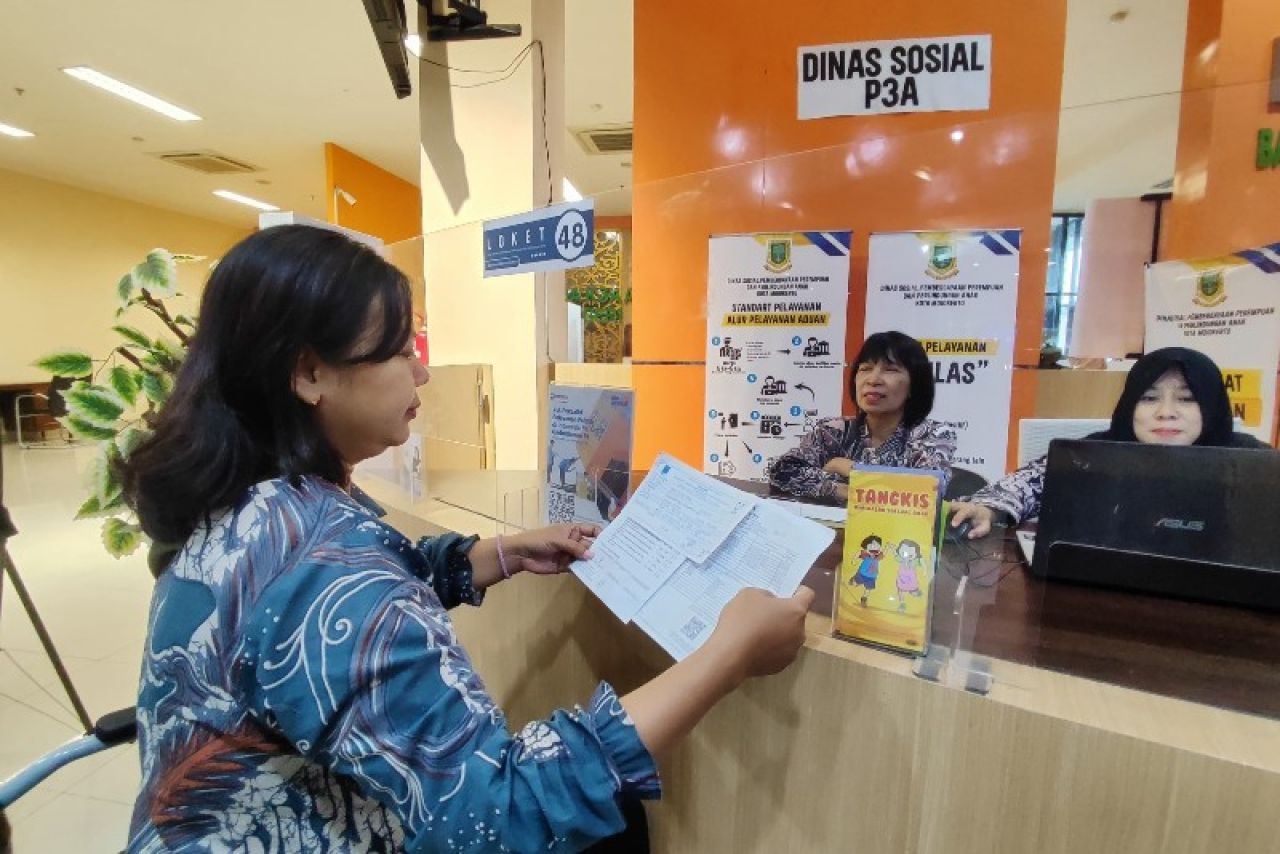 Petugas DinsosP3A sedang melayani warga yang datang ke counter di MPP Gajah Mada. (ist)