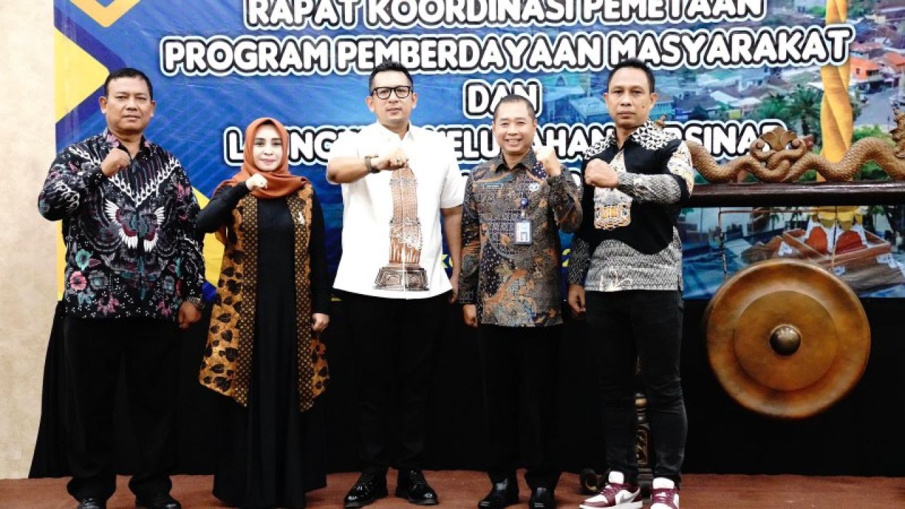Lounching Kelurahan Bersinar (Kel. Meri dan Wates) oleh mas Pj didampingi Kepala BNN Kota Mojokerto Agus Sutanto. (ist)