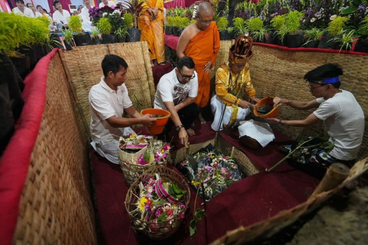 Mas Pj turut lakukan peletakan batu pertama pembangunan Wihara Buddhidaya. (ist)