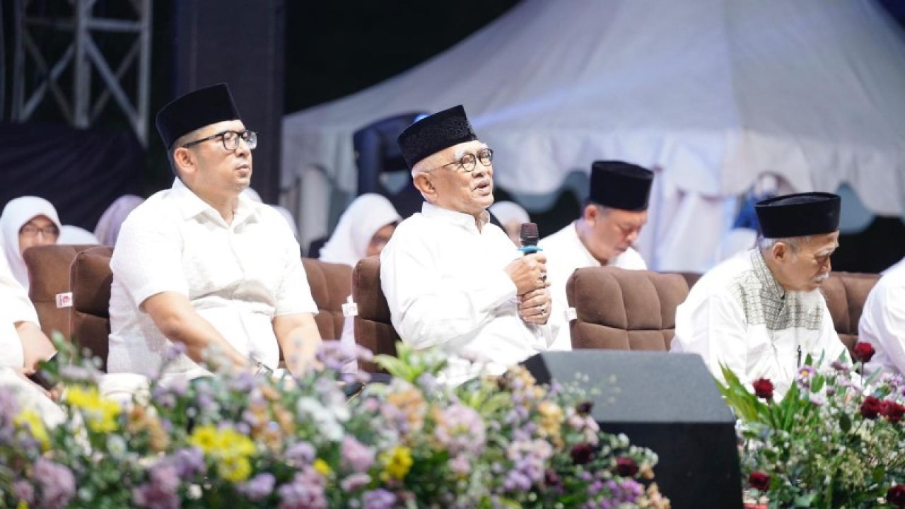 Pj Bupati Mojokerto Ali Kuncoro bersama KH. Mustofa Bisri (Gus Mus) pembicara tunggal dalam Sambut Tahun Baru 1446 Hijriyah. (ist)
