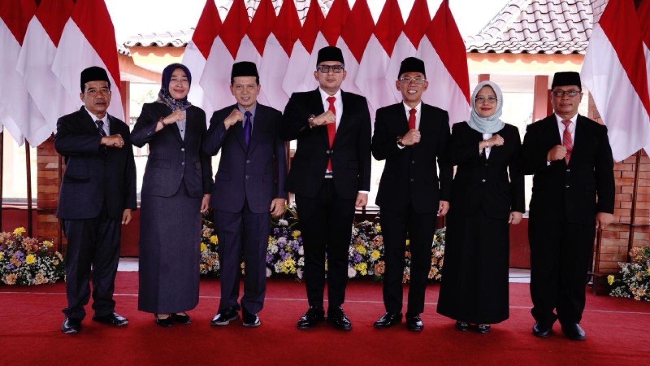 Pj Wali Kota Mojokerto Moh Ali Kuncoro didampingi Sekretaris Daerah Kota Mojokerto Gaguk Tri Prasetyo bersama 5 Kadis yang baru dilantik. (ist)