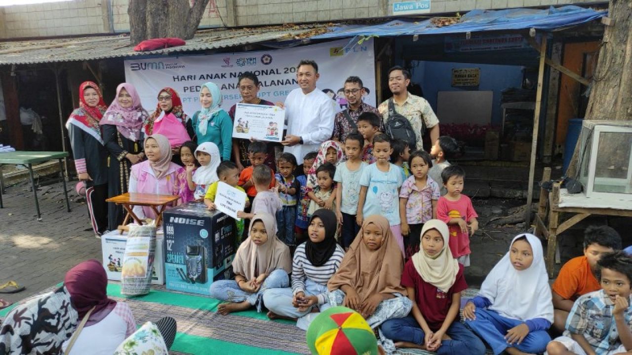 Manajer PLN UPT Gresik, Ivan Nur Pratama bersama keluarga besar anak jalanan Terminal Gubernur Suryo Gresik. (Ist)