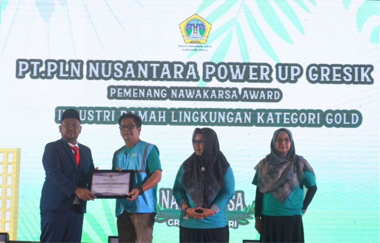 Bupati Gresik memberikan penghargaan kepada PT PLN NP UP Gresik. (Ist)