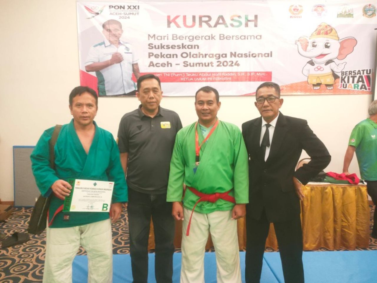 Neerwan bersama pelatih dari kota lain. (Ist)