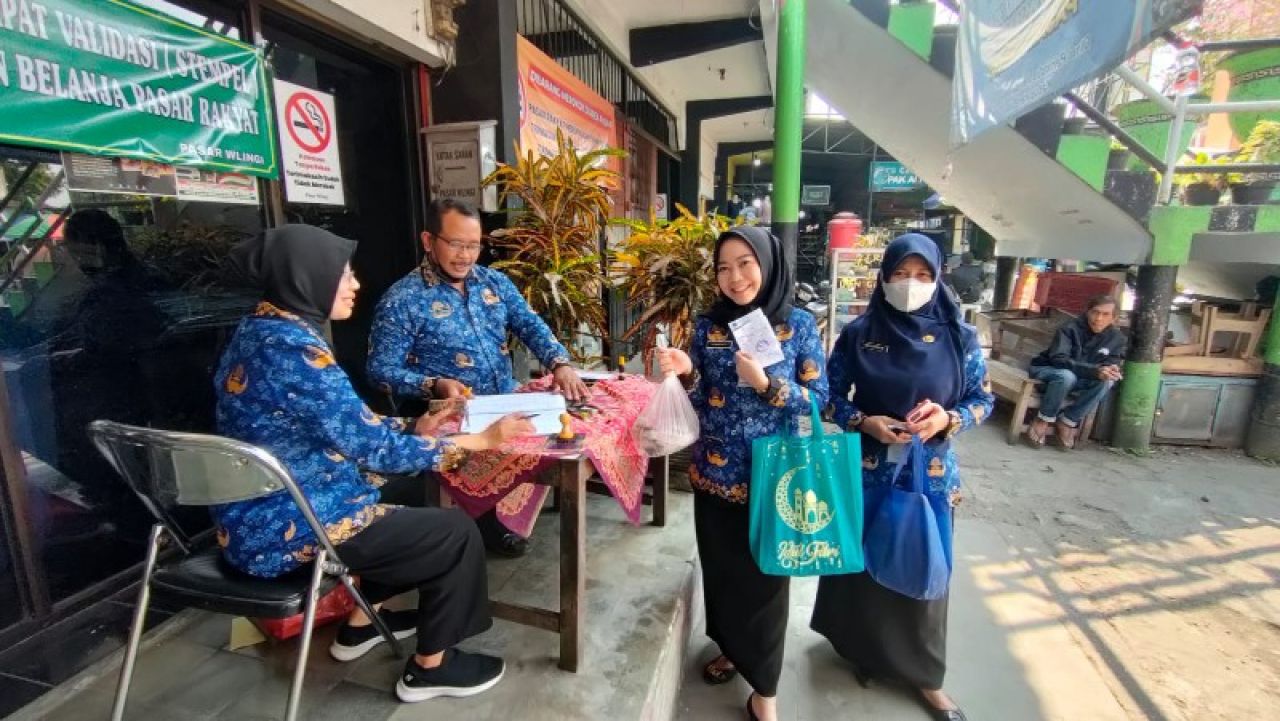 Para ASN yang belanja di Pasar Rakyat melalui gerakan ASN Belanja di Pasar Tradisional.