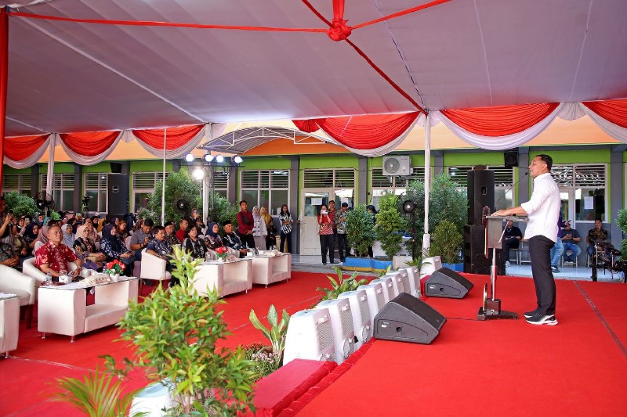 Wali Kota Surabaya Eri Cahyadi menyampaikan sambutan kepada ratusan orangtua anak didik dalam masa orientasi orang tua siswa. (Ist)