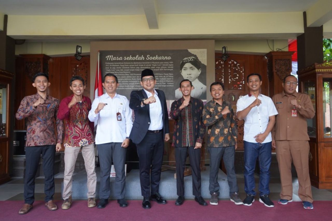 Pj Wali Kota Mojokerto Ali Kuncoro berfoto bersama Komisioner KPU Kota Mojokerto didampingi Plt. Kepala Bakesbangpol Kota Mojokerto. (ist)