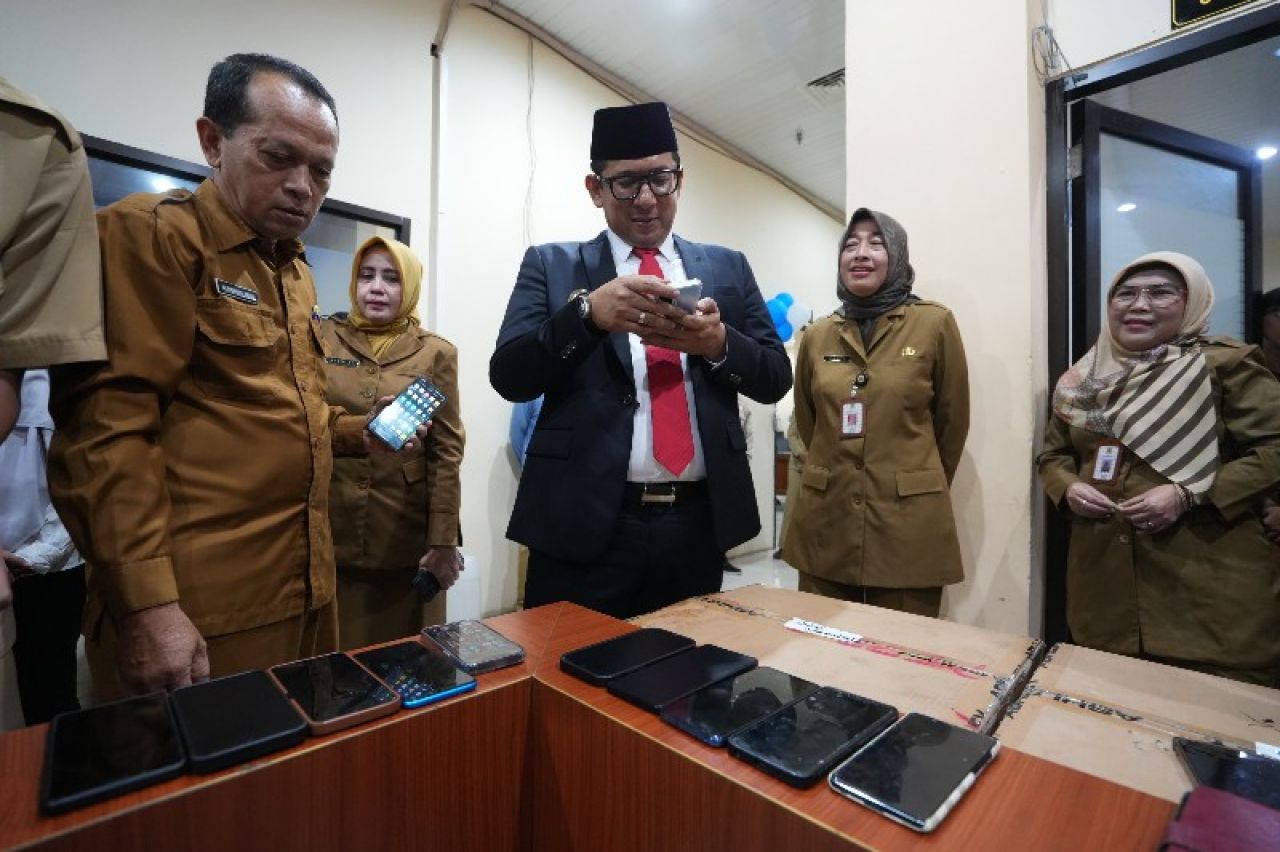 Pj Wali Kota Mojokerto Ali Kuncoro didampingi Kepala BKPSDM Moh Imron dan Kepala Diskominfo Santi Retnaningtyas sidak ponsel ASN. (ist)