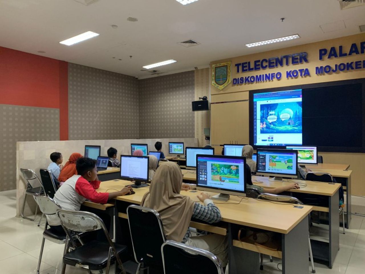 Sejumlah murid SD di Kota Mojokerto mengikuti latihan membuat animasi di Telecenter Diskominfo Kota Mojokerto. (ist)
