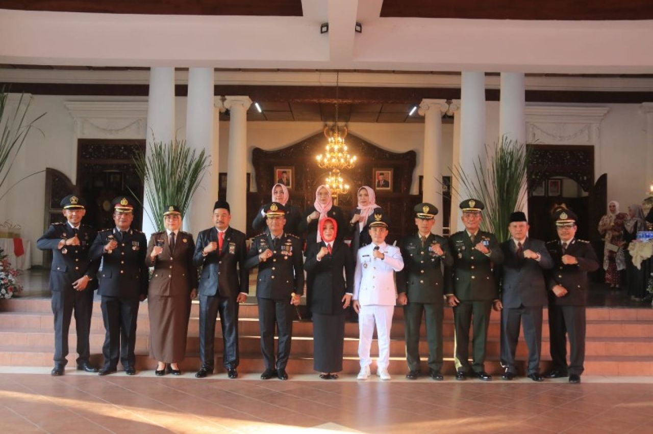 Bupati Ikfina dan Wabup Al Barra berfoto bersama dengan jajaran Forkopimda Kabupaten Mojokerto seusai upacara. (ist)