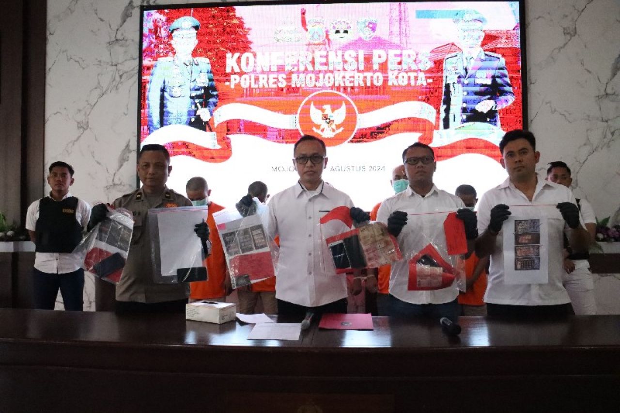 Kasatreskrim Mojokerto Kota AKP Achmad Rudi Zaeny saat melakukan sesi konferensi pers penindakan judi online. (ist)