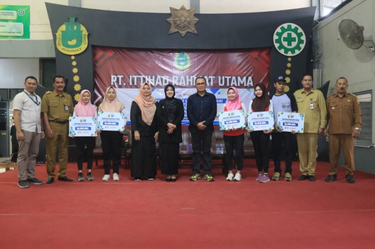 Bupati Ikfina menyerahkan bantuan langsung tunai DBHCHT kepada buruh pabrik rokok PT. Ittihad Rahmat Utama. (ist)