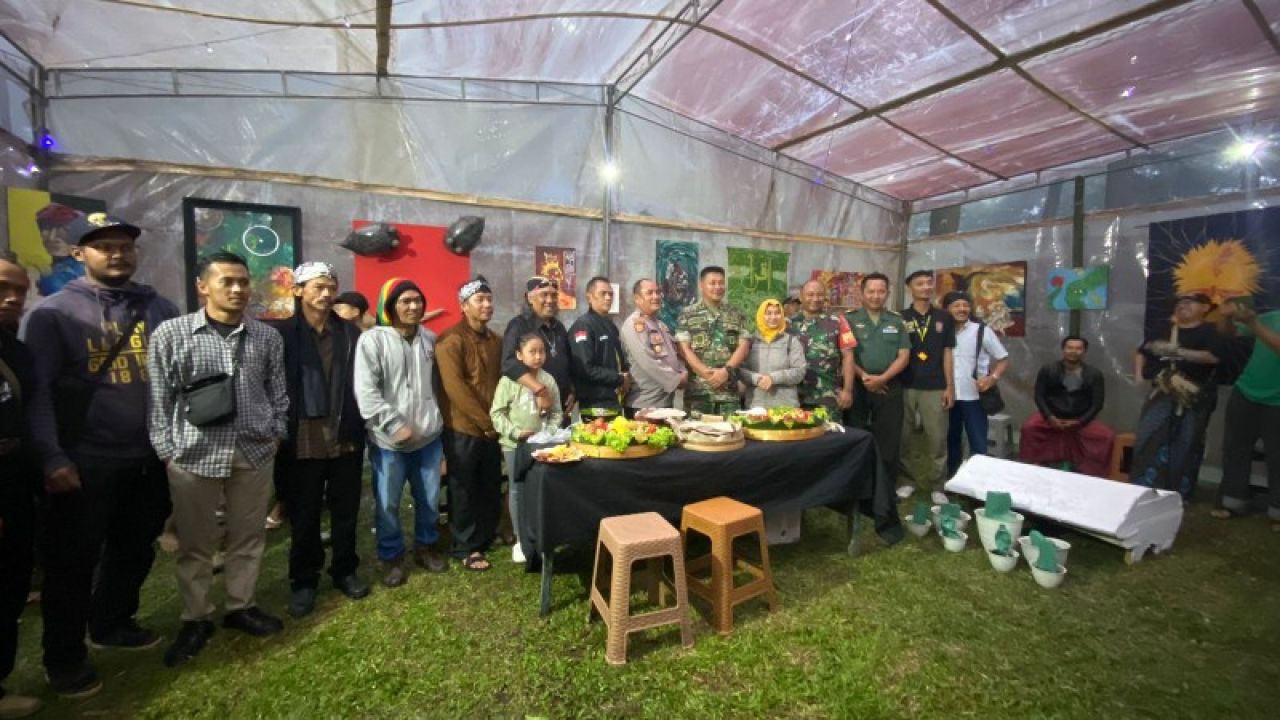 Sesi foto bersama Komunitas Banyu Netes Tretes ART. (ist)