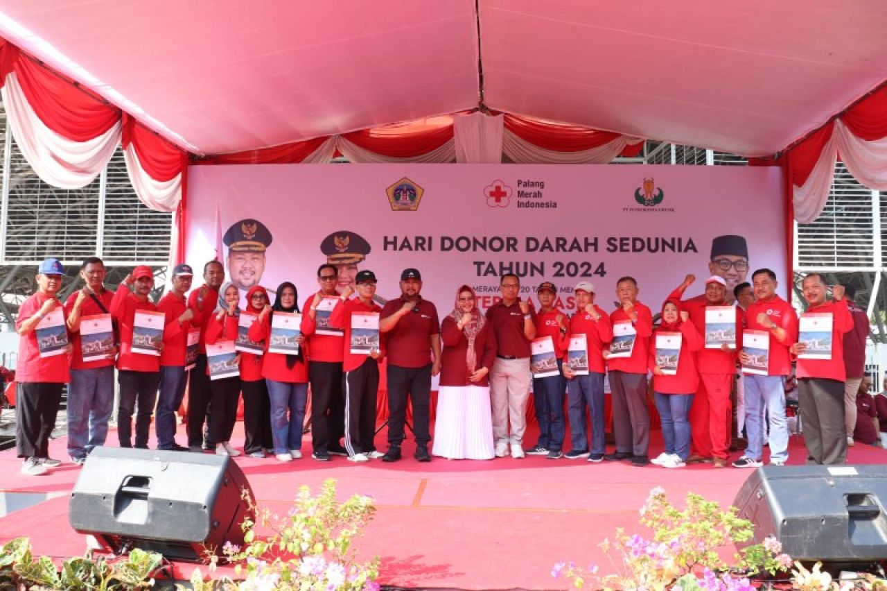 Para pendonor darah 50 kali yang menerima penghargaan. (Ist) 