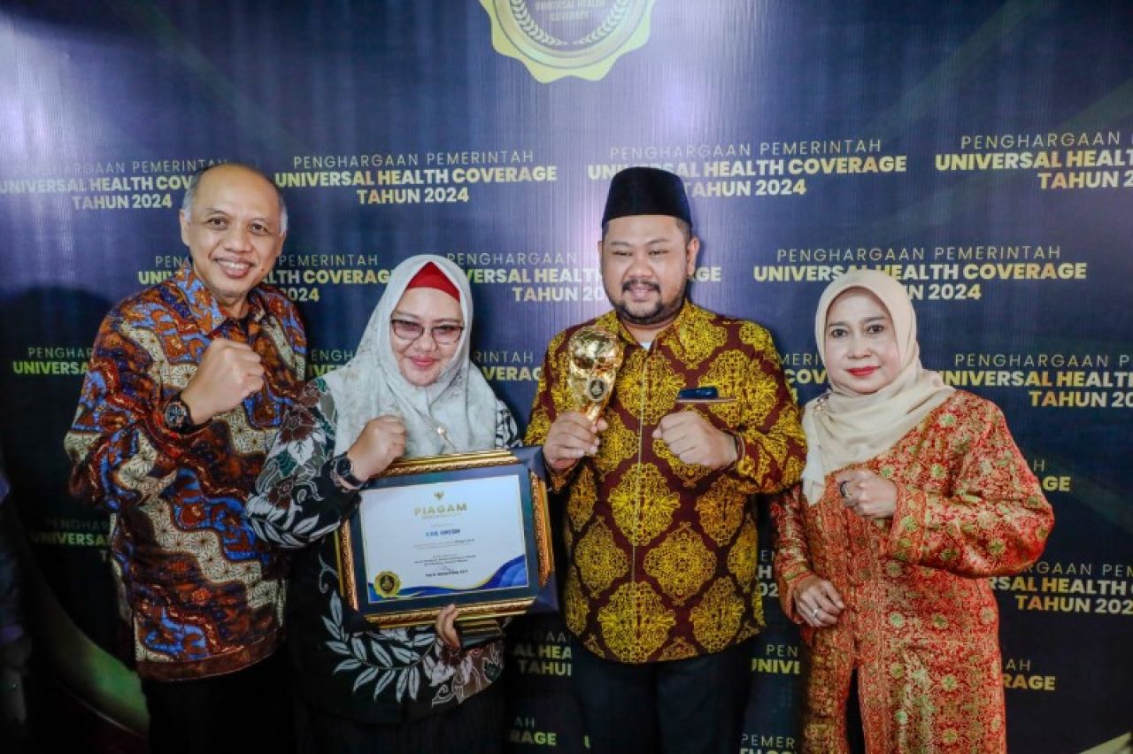 Bupati, Wakil Bupati Gresik, Kadinkes usai menerima penghargaan UTC Award. (ist)