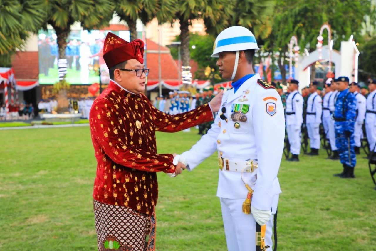 Pj Gubernur Adhy beri apresiasi kepada komandan upacara. (ist)