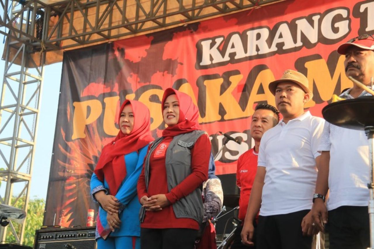 Bupati Ikfina menyapa peserta Jalan Sehat Bareng, Desa Pungging Kecamatan Pungging. (ist)