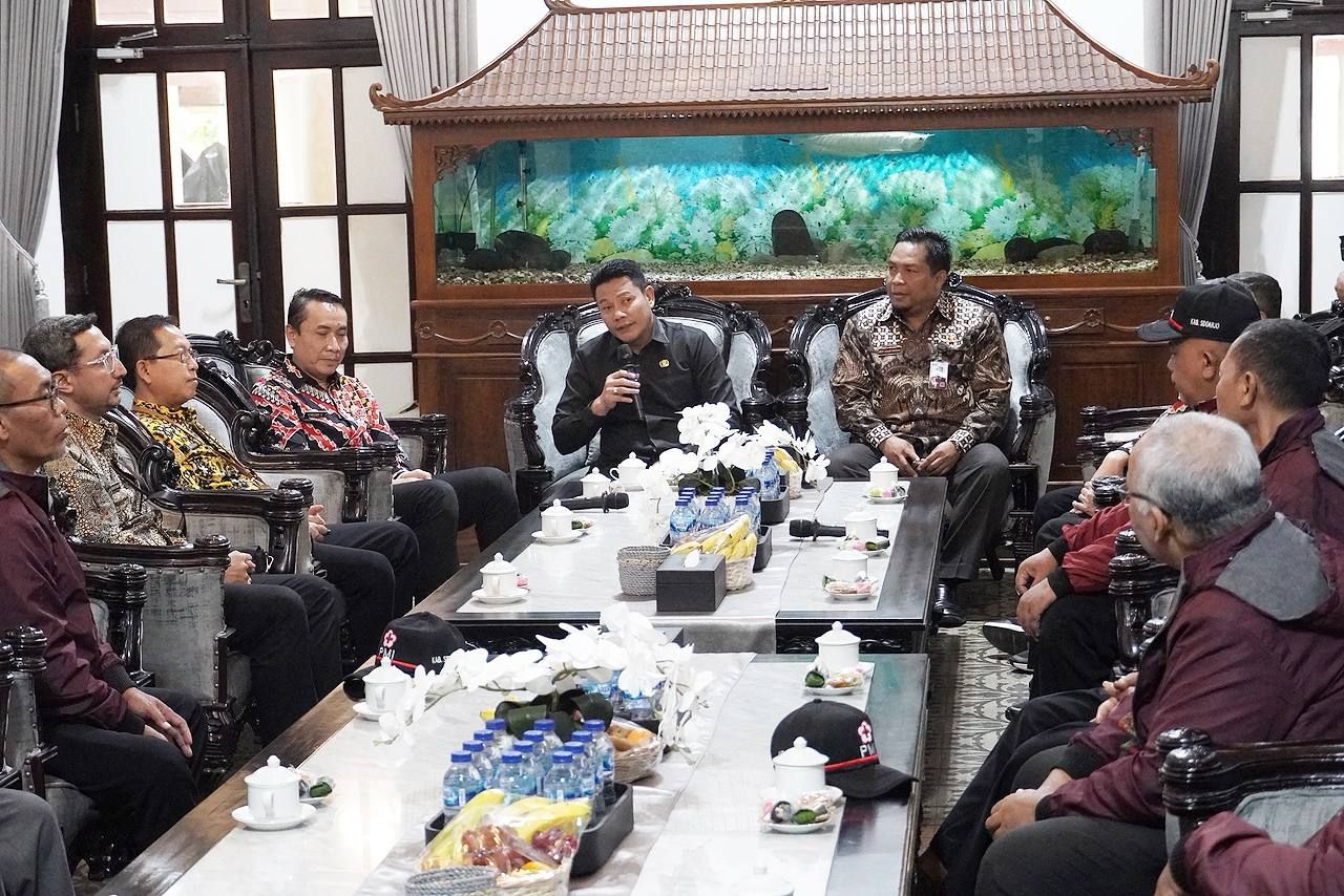 Plt Bupati Sidoarjo H Subandi bersama para pendonor darah di Pendopo Sidoarjo. (Ist)