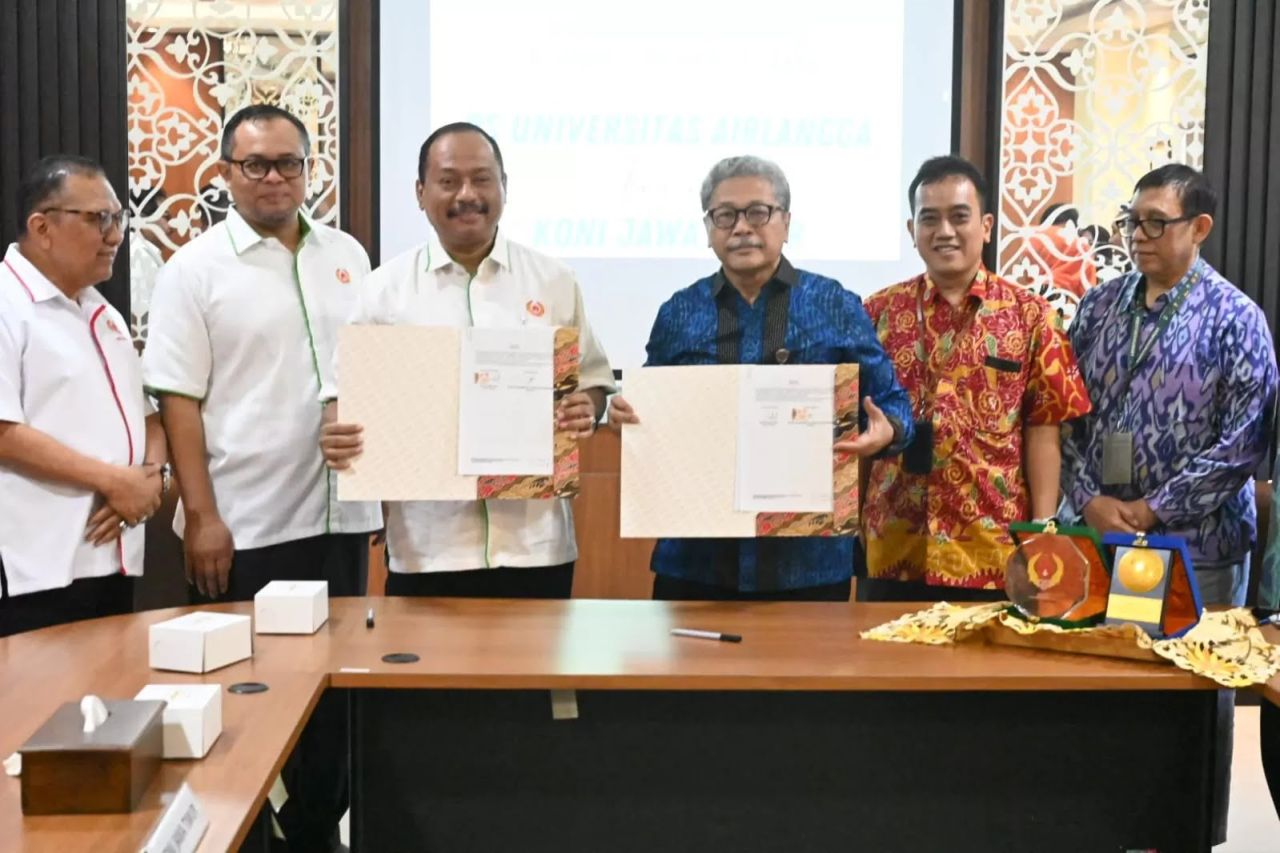 Ketua Koni Jatim, M Nabil menunjukkan berkas kerjasama yang sudah ditandatangani bersama. (Ist)