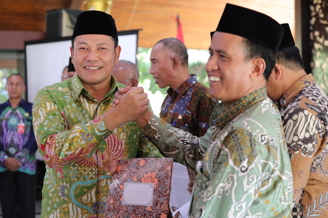 Plt Bupati Subandi menyerahkan bantuan irigasi untuk kelompok tani. (Ist)