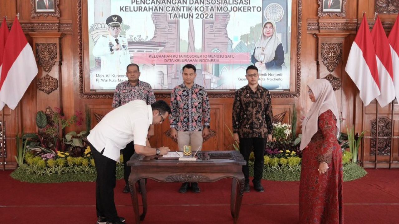 Mas Pj menanda tangani MoU dengan BPS Kota Mojokerto untuk program Kelurahan Cantik. (ist)