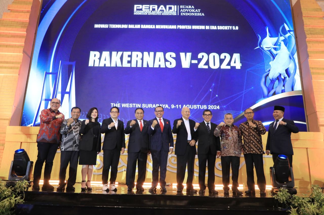 Pj Guvetnur Adhy bersama ketua dan pengurus Peradi saat rakernas. (Ist)