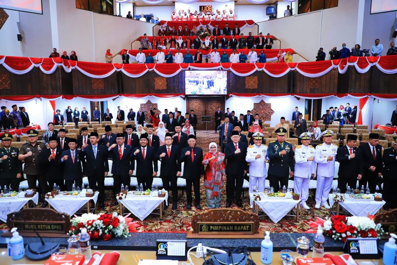 Pj Gubernur Adhy bersama pimpinan DPRD Jatim dan Forkopimda foto bersama usai sidang Paripurna Istimewa mendengarkan pidato kenegaraan Presiden RI.