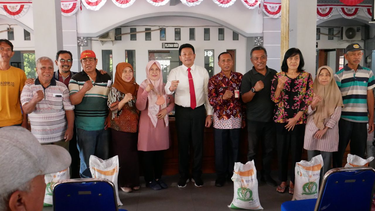 Plt Bupati Subandi serahkan langsung bantuan beras 10 Kg kepada para KPM. (Ist)