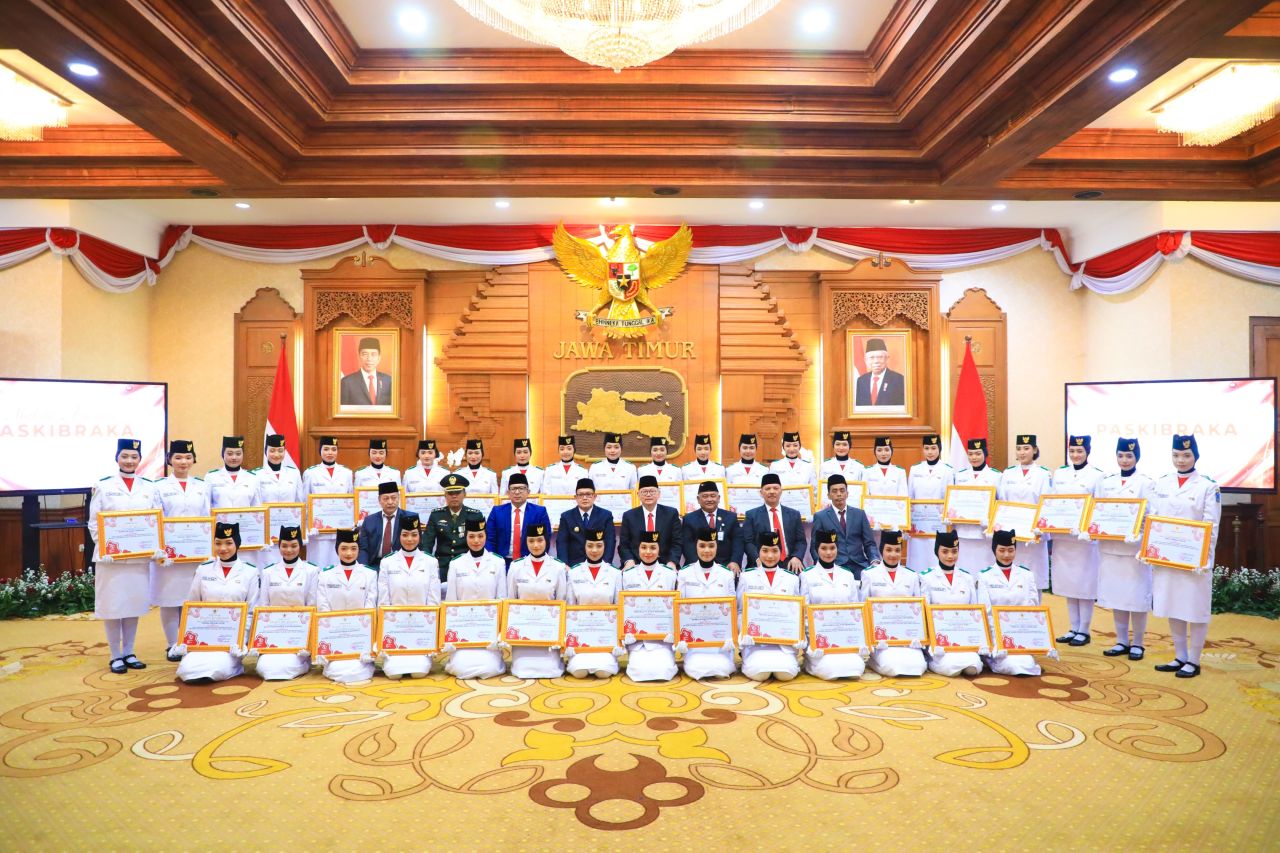 Pj Gubernur Adhy foto bersama dengan anggota Paskibraka. (Ist)