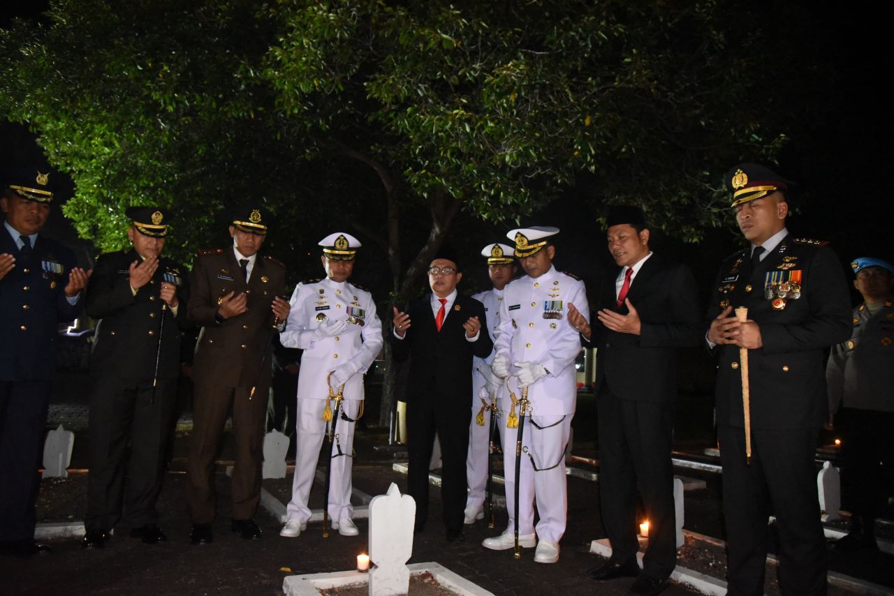 Plt Bupati Subandi saat apel kehormatan dan renungan suci di Kusuma Bangsa Surabaya. (Ist)