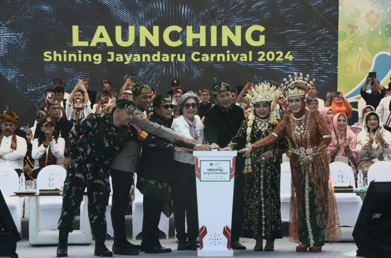 Plt Bupati Sidoarjo, Subandi secara resmi membuka Karnaval Shining Jayandaru di Alun-alun Sidoarjo. (Ist)