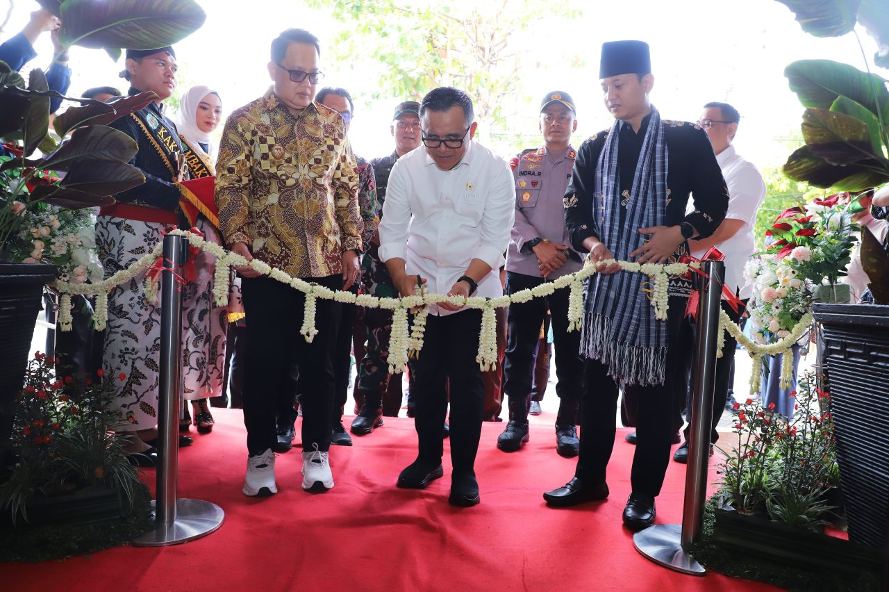 Men PAN RB Azwar Anas secara simbolis meresmikan mall Pelayanan publik Trenggalek didampingi Pj Gubernur Adhy dan Bupati Trenggalek. (Ist)