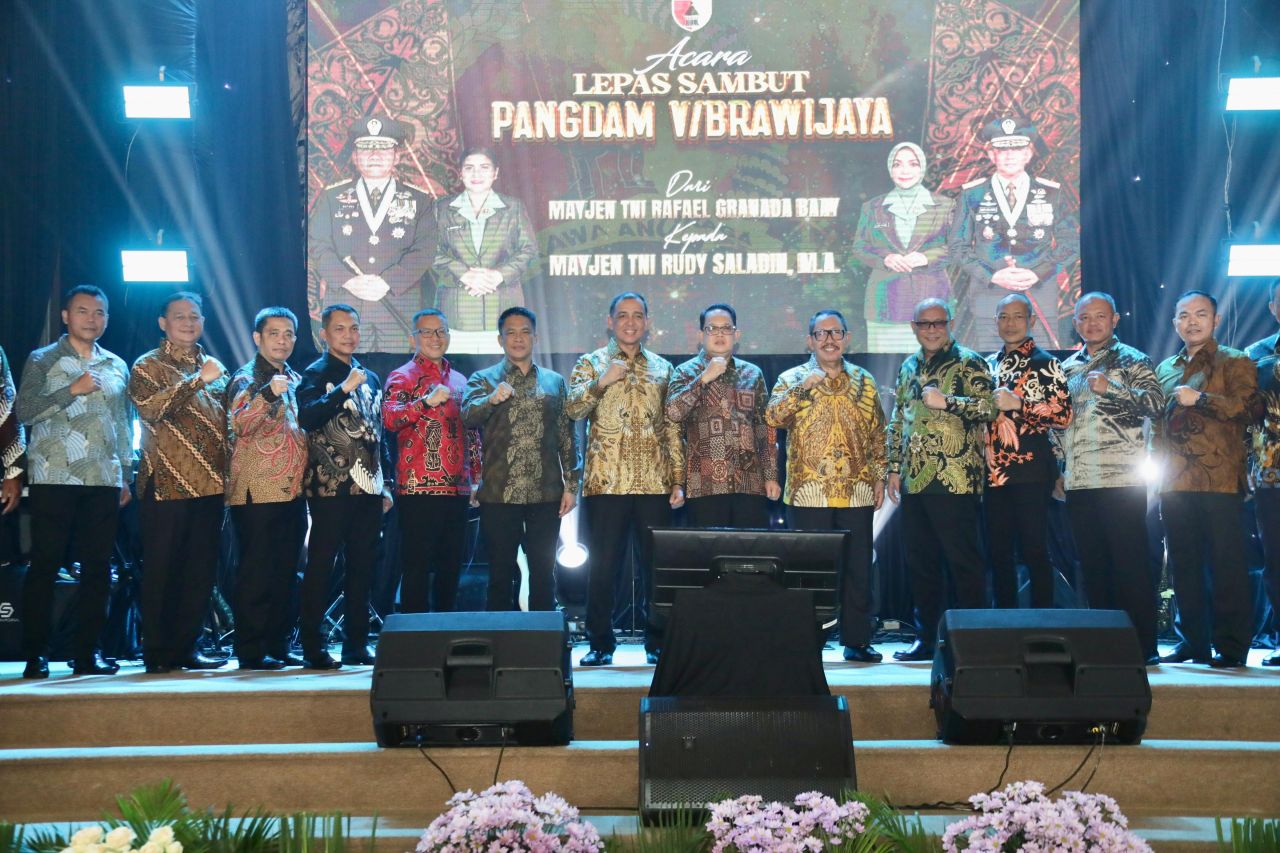 Pj Gubernur Adhy foto bersama ysai acara lepas sambut Pangdam V Brawijaya Surabaya. (Ist)