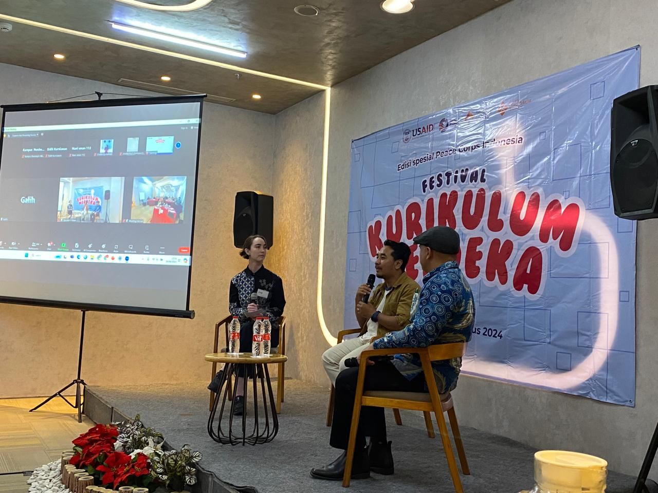Rizqy Rahmat Hani (ketua KPM) dan Galih Sulistyaningra (guru konten kreator, hadir online), mengisi workshop pembuka Festival Kurikulum Merdeka. (Ist) 