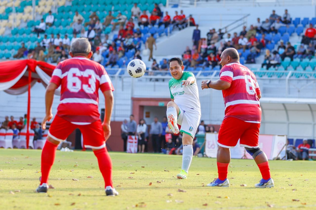Pj Gubernur Adhy tampak bersemangat menendang bola saat melawan Bank Jatim. (ist)